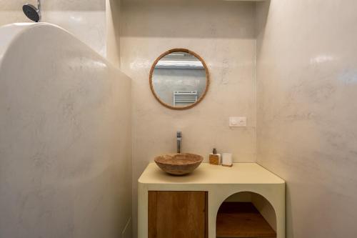 a bathroom with a sink and a mirror at Duplex unique à Duppigheim 20 min de Strasbourg in Duppigheim