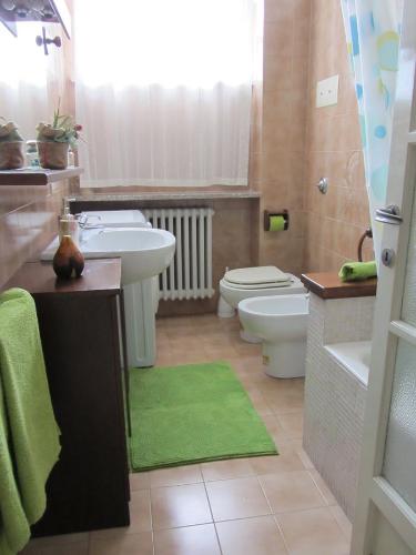 Appartamento Maglio في Canzo: حمام مع حوض ومرحاض وحوض استحمام