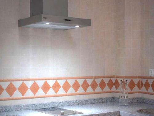 un baño con lavabo y espejo en Apartment in Peñaflor with Charming Patio, en Peñaflor