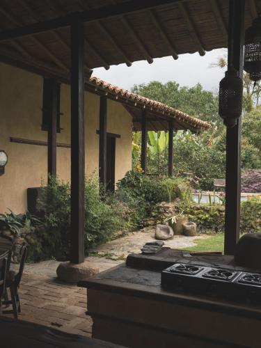 an outdoor patio with a stove and a house at Cabañas en la montaña Viga Vieja in San Peregrino