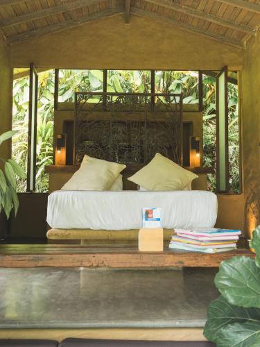 a bed sitting on a wooden table in a room at Cabañas en la montaña Viga Vieja in San Peregrino