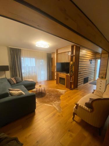 a living room with a couch and a television at Casa Elena in Râşnov