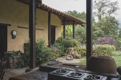 an outdoor kitchen with a stove in front of a house at Cabañas en la montaña Viga Vieja in San Peregrino