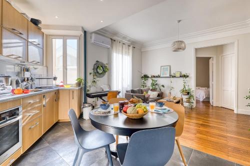 une cuisine et un salon avec une table et des chaises dans l'établissement Cocon D'Azur - 5min from the beach - Happy Rentals, à Nice