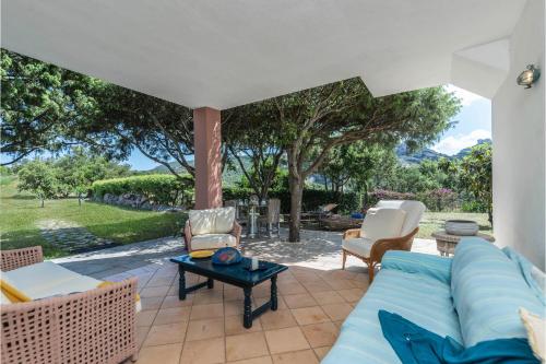 a living room with a blue couch and chairs at Casa Ortensia in Baja Sardinia