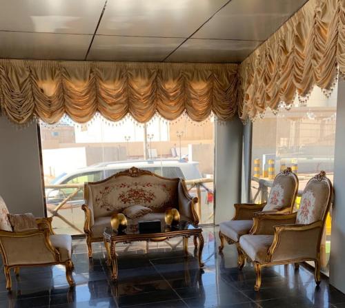 a living room with two chairs and a couch at إيلاف الدمام للوحدات السكنية المخدومة in Dammam
