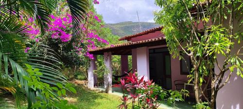 パウメイラスにあるCasa Amorの紫の花の家