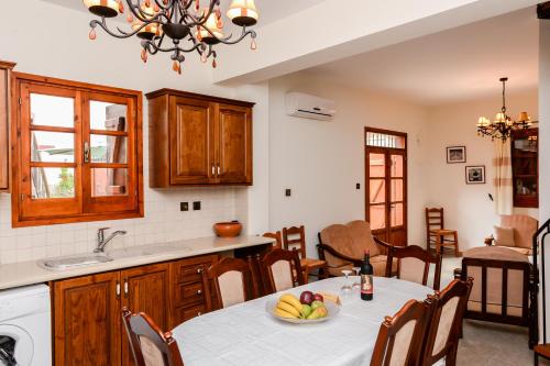 Fotografie z fotogalerie ubytování Villa Saint George Stone Costa Demetriou v destinaci Kathikas