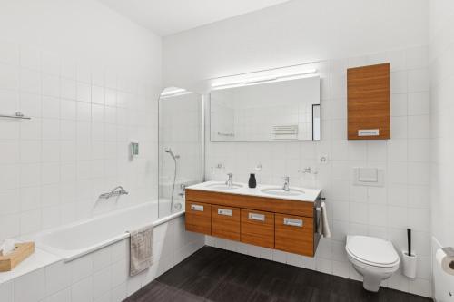 Koupelna v ubytování COMFORT HOMES - Premium Apartments - 15' Lucerne - Washer & Dryer - Public Transport - Parking