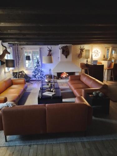 a living room with couches and a christmas tree at Hotel Strandvejen in Fanø