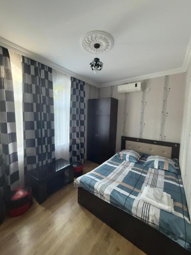 Giường trong phòng chung tại taso and kato