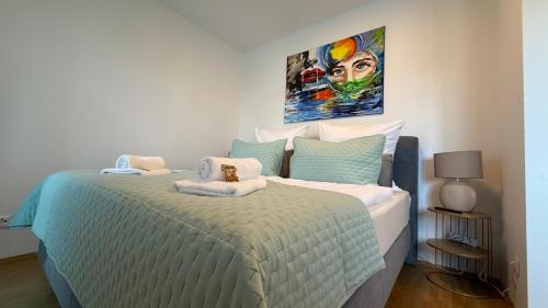 a bedroom with a bed with a blue comforter at Gemütliches Apartment nähe HBF-City--Lift in Hannover