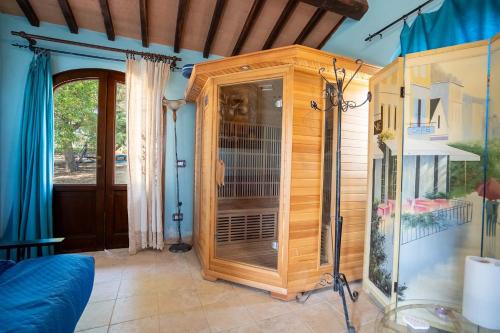 una stanza con un mobile di legno con un uccello dentro di LE CANNUCCE - Il Castagneto Country retreat a Pozzuolo