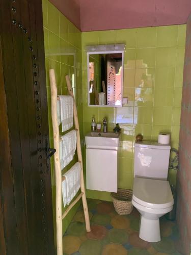 a bathroom with a toilet and a sink at Dar Imane - Magnifique ferme en pleine nature in Ouarzazate