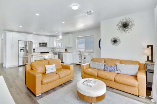 a living room with two couches and a kitchen at Orange Dream in the Sky in Fort Lauderdale
