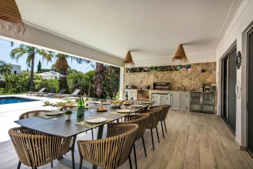 a kitchen and dining room with a table and chairs at Dazzling Almancil Villa Villa Magorian 4 Bedrooms Spacious Furnished Sun Terrace Private Outdoor Pool Bbq Facilities Shaded Outdoor in Almancil