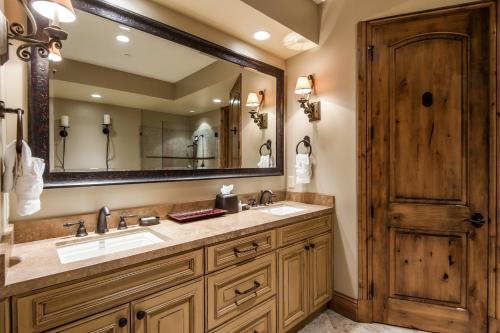 a bathroom with two sinks and a large mirror at Ski-in/Ski-out 3 Bedroom Canyons Resort in Park City