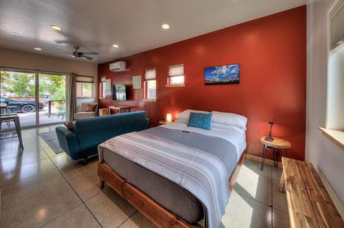 Un dormitorio con una cama y una silla dentro. en Downtown - Casa Moab 1 - Outdoor Sauna, en Moab