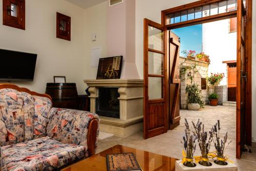 TV a/nebo společenská místnost v ubytování Villa Saint George Stone Costa Demetriou