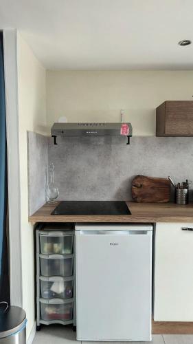 Dapur atau dapur kecil di Quiet Studio with Private Parking