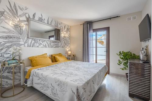 Stylish design w ocean & pool view, King size bed, Wifi,2 Smart Tv, street parking, 2 pools access
