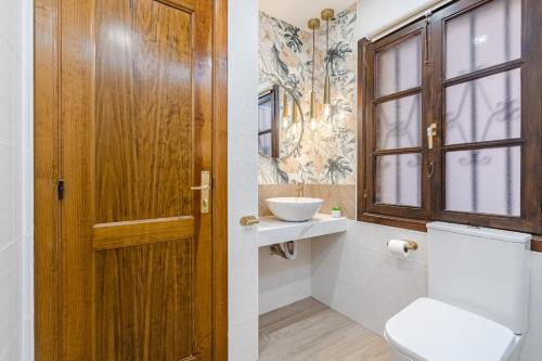 Stylish design w ocean & pool view, King size bed, Wifi,2 Smart Tv, street parking, 2 pools access