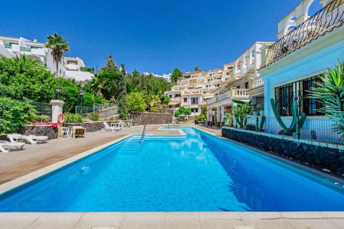Stylish design w ocean & pool view, King size bed, Wifi,2 Smart Tv, street parking, 2 pools access