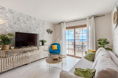 Stylish design w ocean & pool view, King size bed, Wifi,2 Smart Tv, street parking, 2 pools access