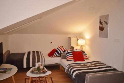 Postel nebo postele na pokoji v ubytování Nirvana Crikvenica