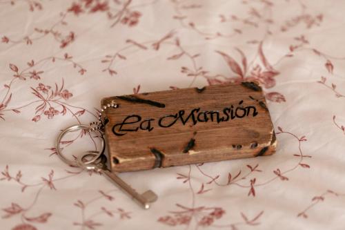 a wooden keychain with the words la manson at Suite La Mansion Casa Rural in La Toba