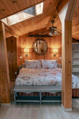 a bedroom with a large bed in a wooden ceiling at Suite La Mansion Casa Rural in La Toba