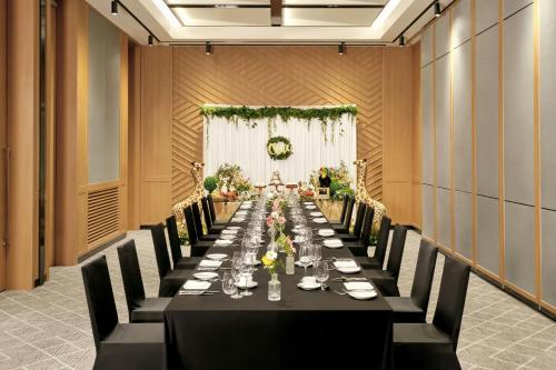 a long table in a room with chairs and a table sidx sidx at Courtyard by Marriott Pyeongtaek in Pyeongtaek