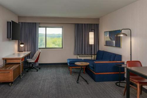 Courtyard by Marriott Oneontaにあるテレビまたはエンターテインメントセンター