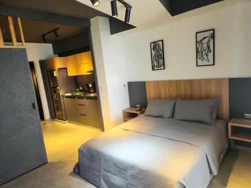 une chambre avec un grand lit et une cuisine dans l'établissement Exclusive apartment Cartagena, à Carthagène des Indes