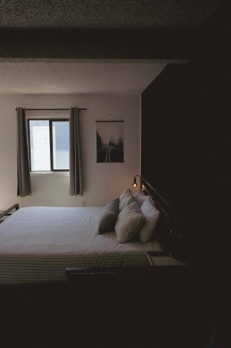 a bedroom with a bed with two pillows and a window at The Spinn in Manzanita