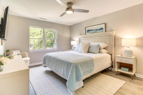 Newly Renovated Home in Oak Island! في أوك آيلاند: غرفة نوم بها سرير ونافذة