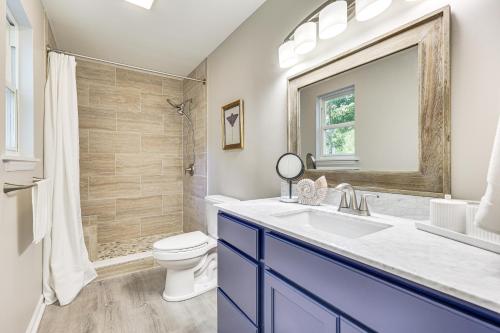 Newly Renovated Home in Oak Island! في أوك آيلاند: حمام مع حوض ومرحاض ودش