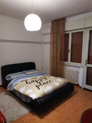a bedroom with a bed with a black head board at Apparemment in zona residenziale in Pordenone