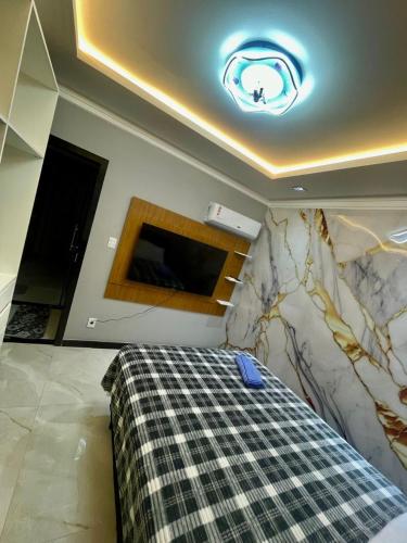 a bedroom with a bed and a marble wall at Residência Lidiane in Belém