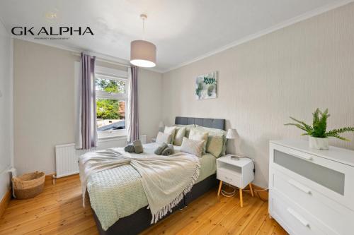 a bedroom with a bed and a window at Heartwarming Windsor Cottage with Free Parking - Perfect for Contractors, Relocators and Long Term Stays! Weekly And Monthly Stay Deals in Windsor
