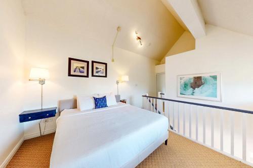 Un dormitorio con una gran cama blanca en una habitación. en Condo 116 at North Creek Resort, en Blue Mountains