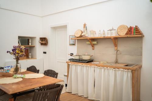 una cucina con un tavolo e un piano di lavoro di Villa Castrignano a Monopoli