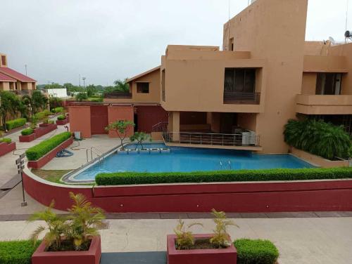 Bazén v ubytování Palette The Royal Castle Resort Rajkot nebo v jeho okolí