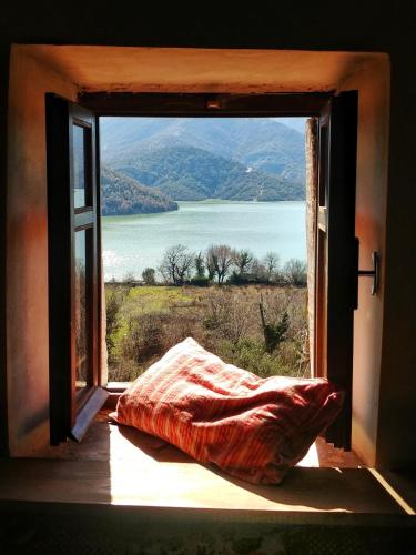 an open window with a view of the water at Mark Toma Guesthouse 