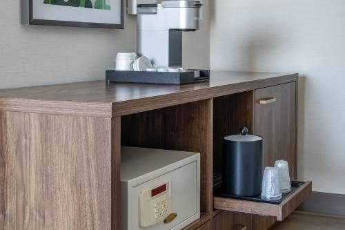 a counter with a microwave in a room at Holiday Inn Los Angeles Gateway-Torrance by IHG in Torrance