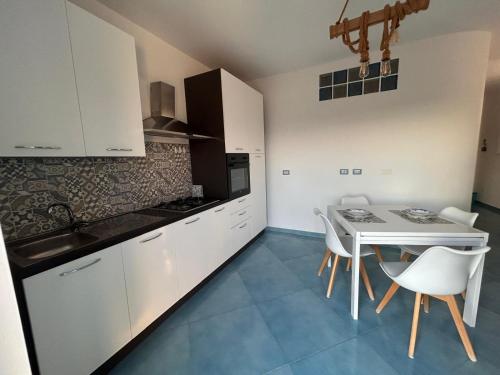 Kuchyň nebo kuchyňský kout v ubytování Ginevra Apartment