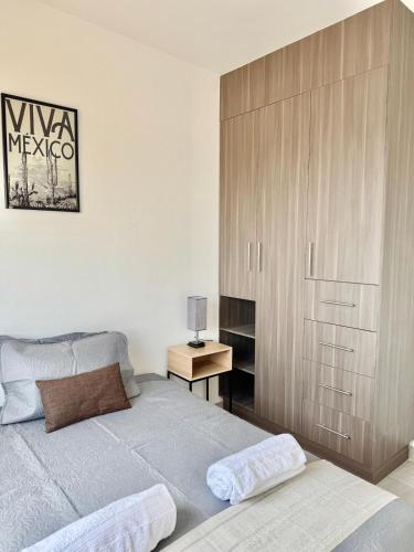 Una cama o camas en una habitación de New Bamboo Skyline Business & Pool