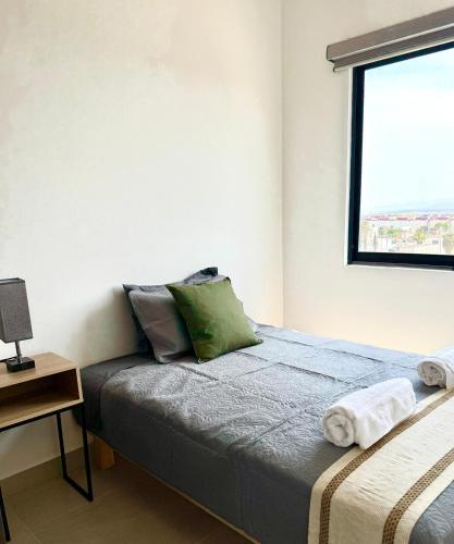 Una cama o camas en una habitación de New Bamboo Skyline Business & Pool
