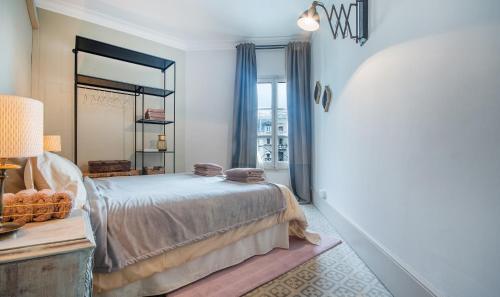 sypialnia z łóżkiem, lustrem i stołem w obiekcie You Stylish Boutique Apartments w Barcelonie