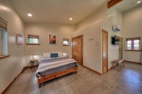 Ένα ή περισσότερα κρεβάτια σε δωμάτιο στο Casa Moab Hideaway - Downtown - Outdoor Sauna!